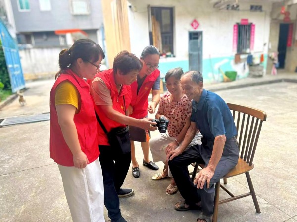 平安产险莆田中心支公司:“移动照相馆”开进乡间小院 守护金婚“圆”满中秋