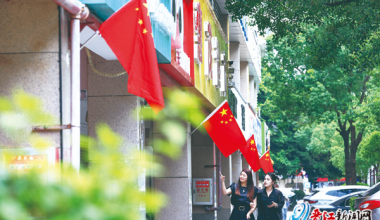 晋江处处点缀“中国红”