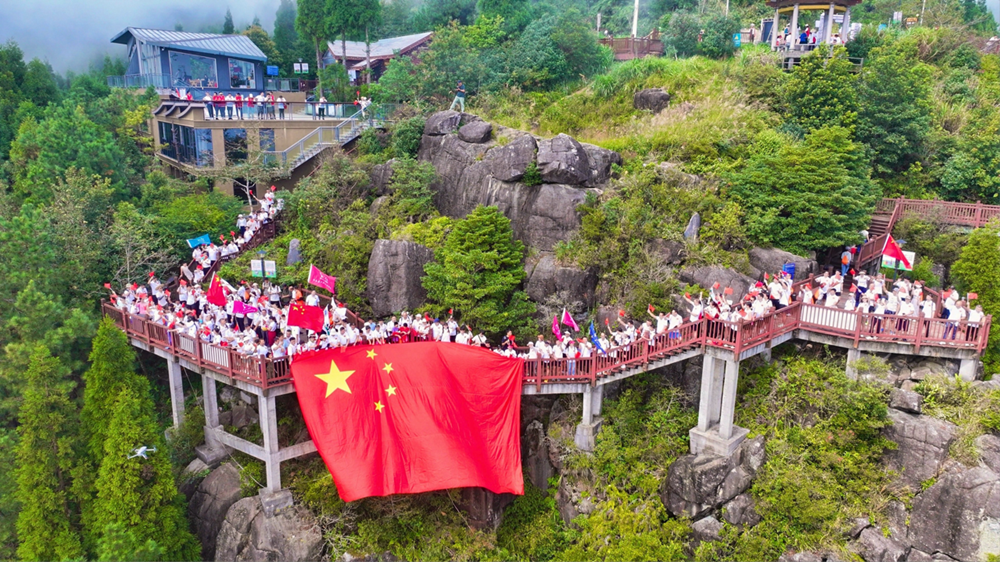 永春县呈祥乡举办“祖国永春 山水呈祥”穿越雪山徒步活动