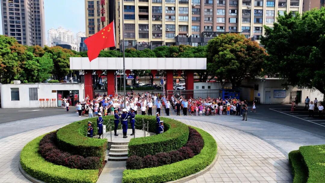 洛江区举行庆祝中华人民共和国成立76周年升旗仪式