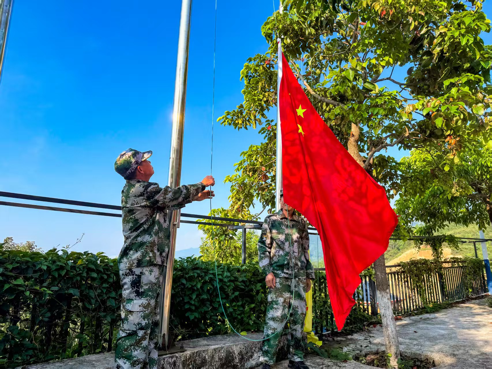 平和大溪：景区以“国旗红”与“生态绿”交融的形式，点亮假期