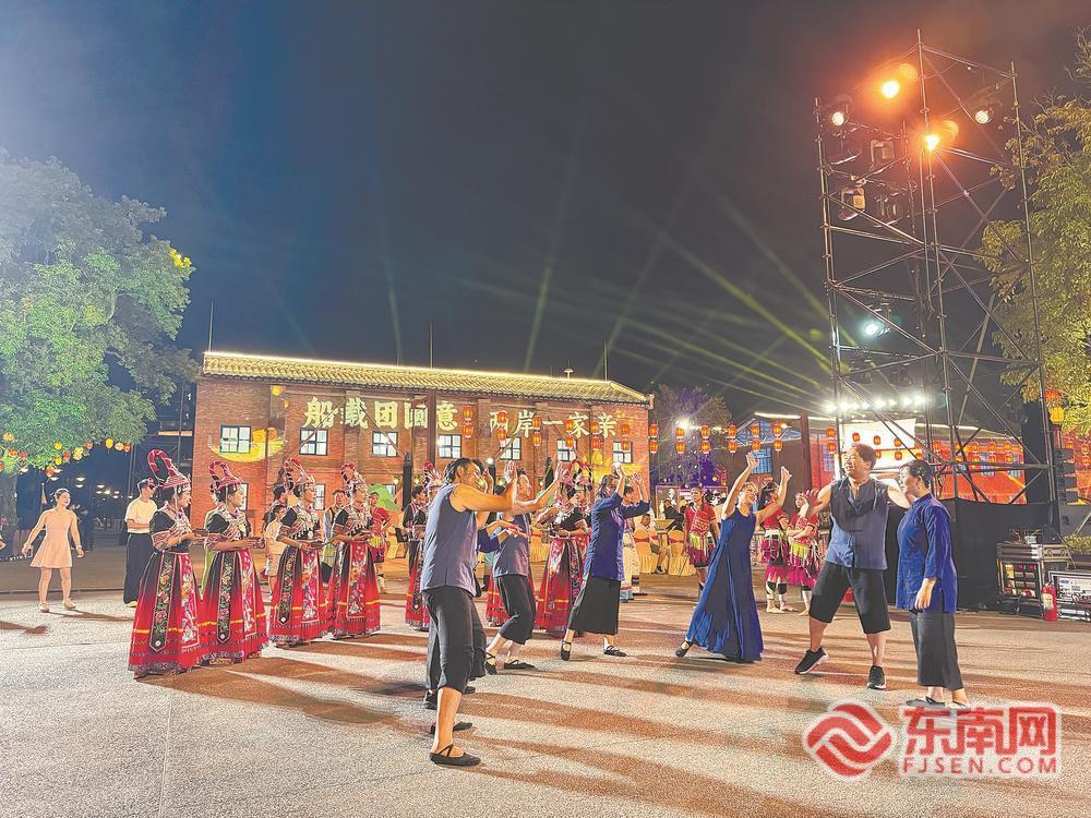 200多名台胞在福州马尾与大陆朋友一起迎中秋