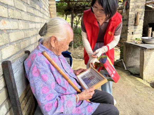 平安产险福州中心支公司：“移动照相馆”情暖双节 百岁笑脸定格世纪光影