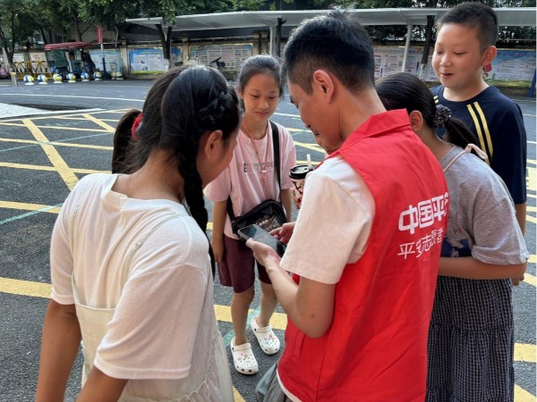 平安产险南平中心支公司：定格笑容传递思念 爱心摄影助力成长