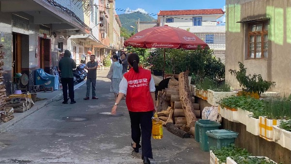 平安产险泉州中心支公司：节前探望获赔老人，传递敬老爱心