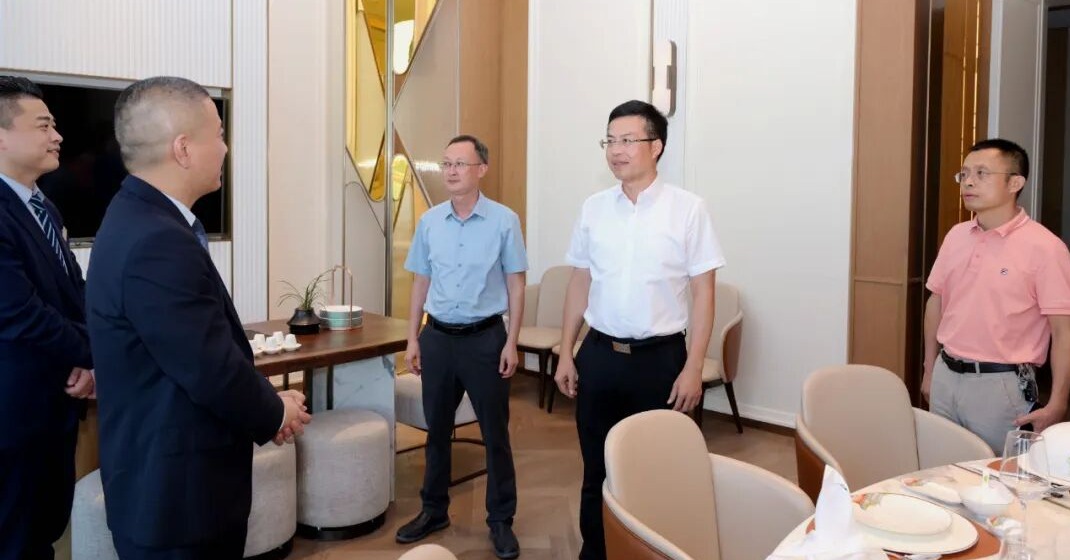 德化县县长吴志朴一行赴泉州开展日用陶瓷推广活动
