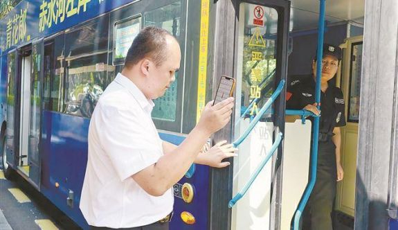 厦门：助力视弱群体畅行 公交视弱辅助系统“喊”您上车