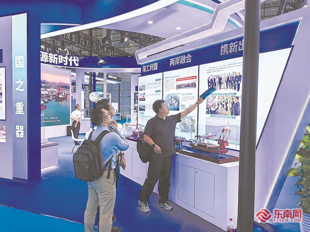 观众在参观正力海工的装备模型与展板