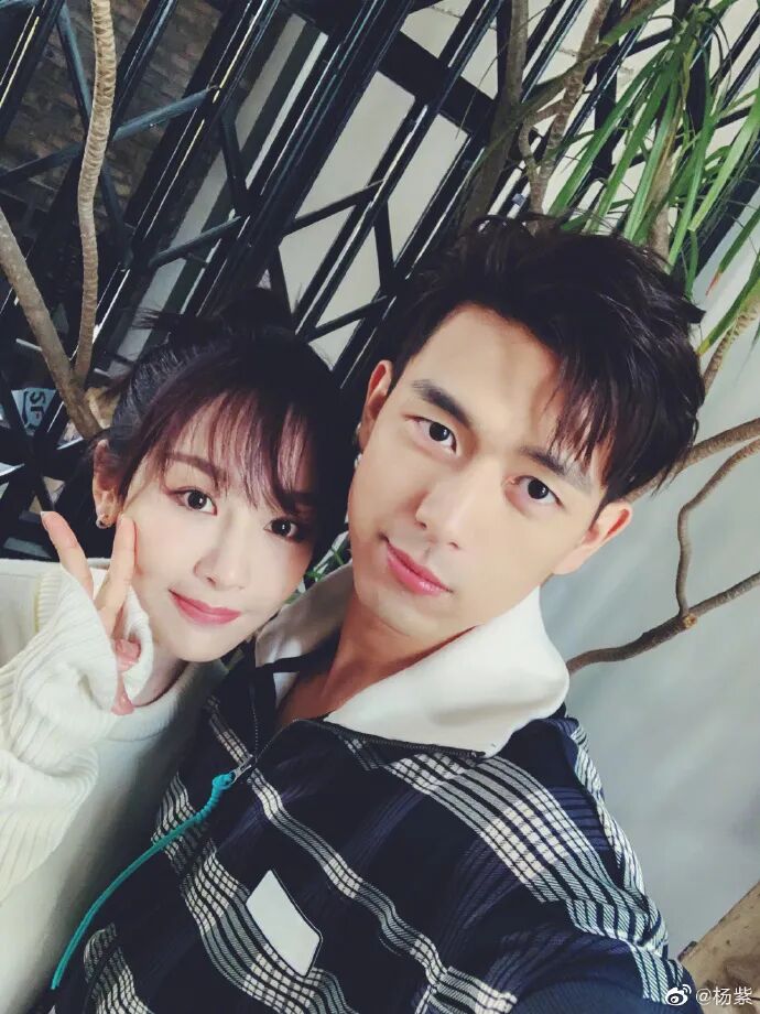 杨紫为李现庆生：今年依旧 老同学生日快乐