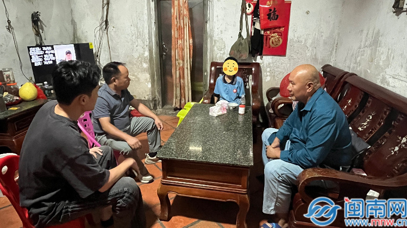 诏安官陂：夜间走访摸实情 精准关爱暖童心