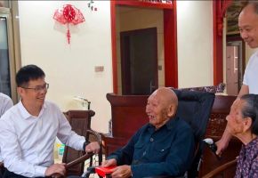 泉港區政府主要領導帶隊走訪慰問百歲老人