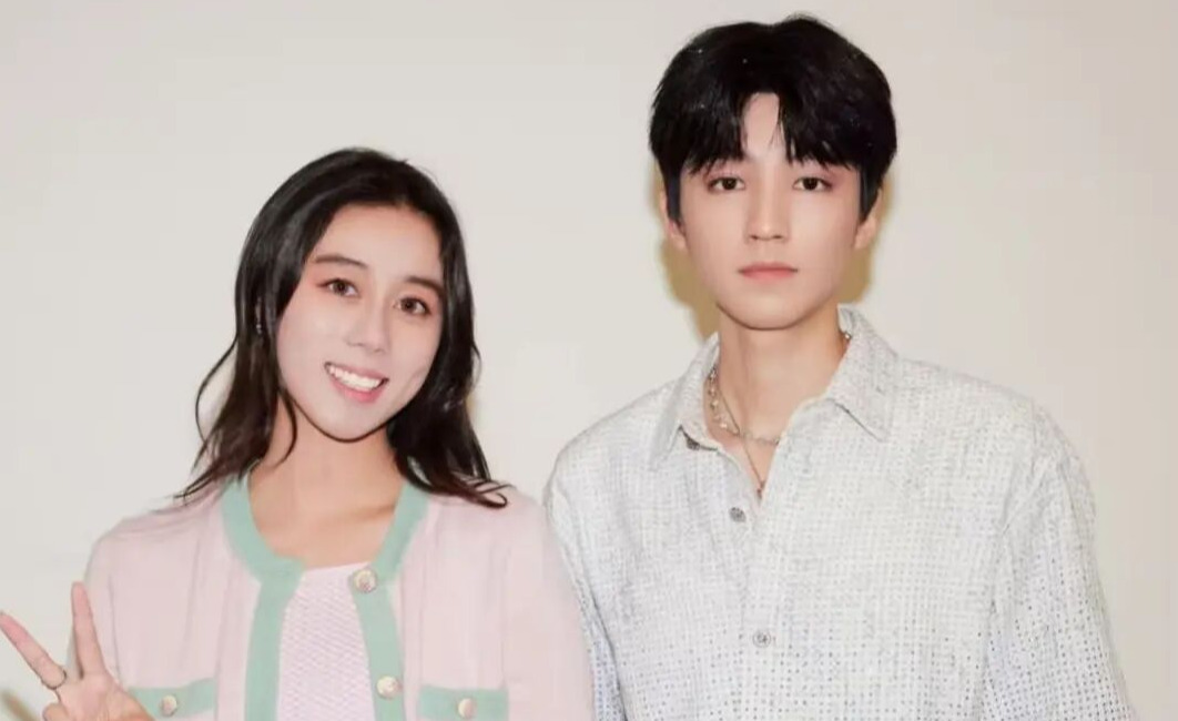 何超欣晒与王俊凯同框合照 直呼脸比她的还小