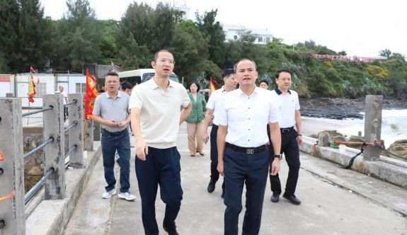 漳浦县委书记现场督导渔港码头船舶管控工作