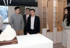 德化縣縣長吳志樸帶隊到廣州“中國白·德化瓷”推廣展示中心調研