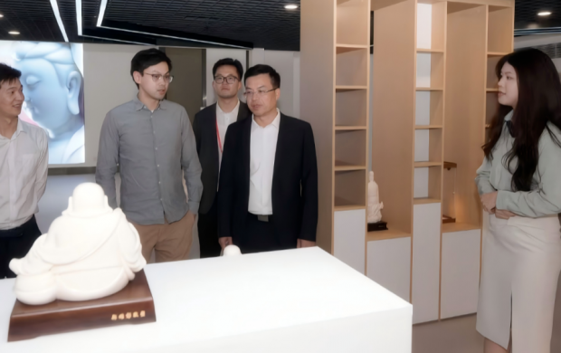 德化縣縣長吳志樸帶隊到廣州“中國白·德化瓷”推廣展示中心調研
