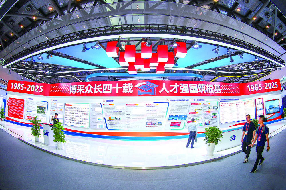 昨日,第三届全国博士后创新创业大赛总决赛创新赛组别率先开赛。大赛对接交流馆吸引了不少参赛人员参观。 本报记者 董严军 摄