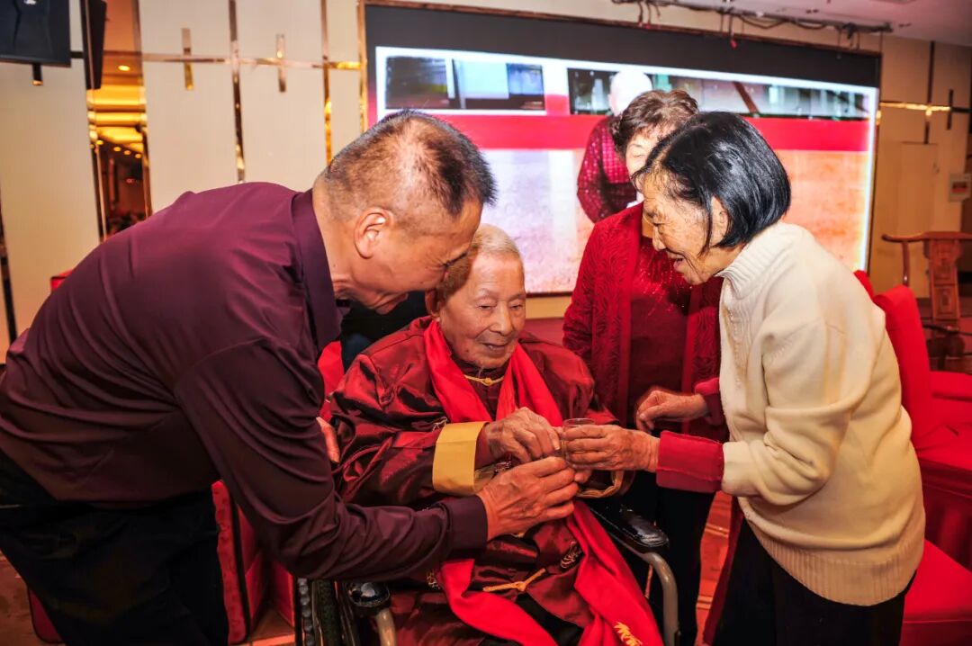 德化两位百岁老人寿宴上的温情互动，感动全场