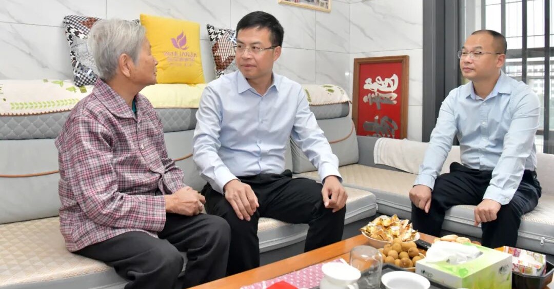 德化县县长吴志朴开展重阳节慰问活动
