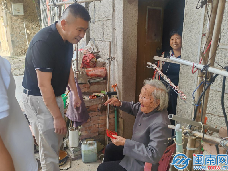 诏安官陂开展重阳节走访慰问百岁老人活动