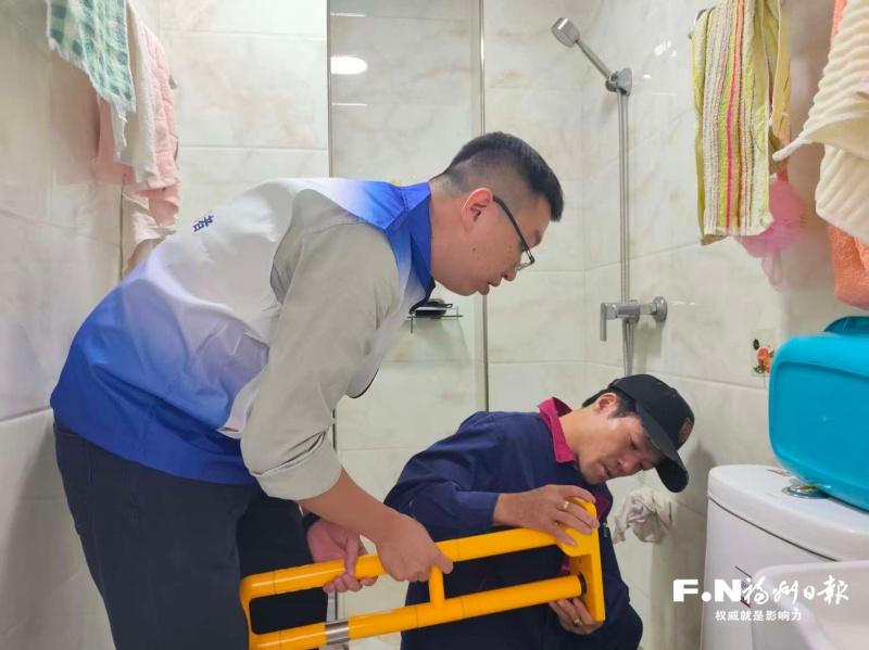 台胞志愿者进社区为老人安装适老化设施