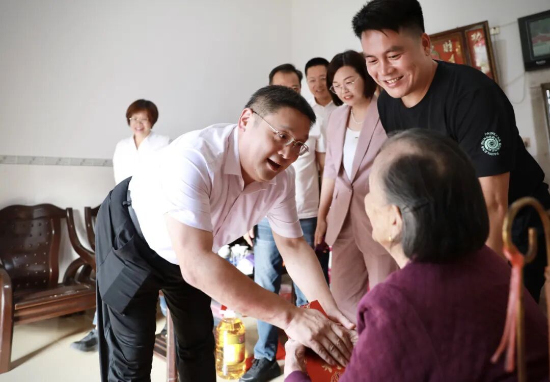 心系桑榆晚 情暖重阳节 漳州台商区主要领导带队走访慰问百岁老人