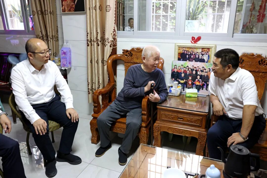诏安县领导走访慰问离退休老干部及百岁老人