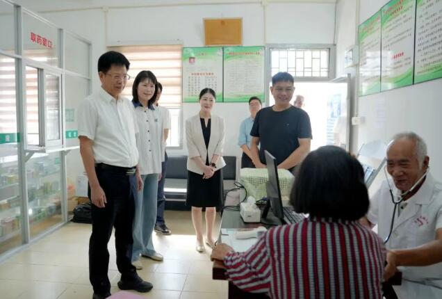 云霄县委书记一线宣讲党的二十届四中全会精神并走访慰问百岁老人