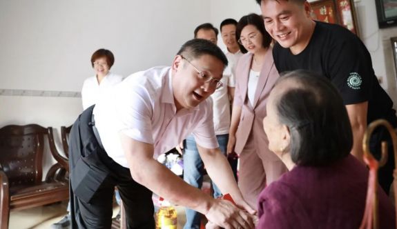 心系桑榆晚 情暖重阳节 漳州台商区主要领导带队走访慰问百岁老人