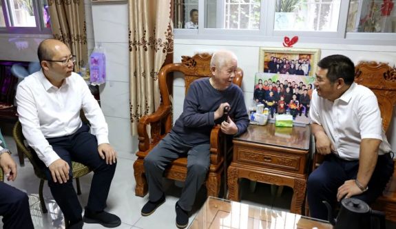 诏安县领导走访慰问离退休老干部及百岁老人