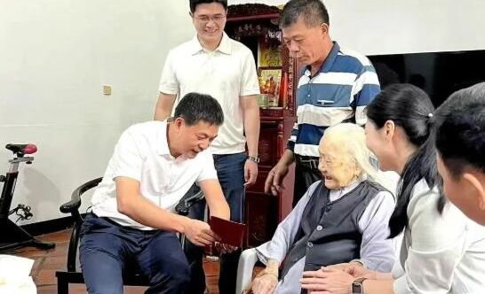 云霄县县长走访慰问百岁老人