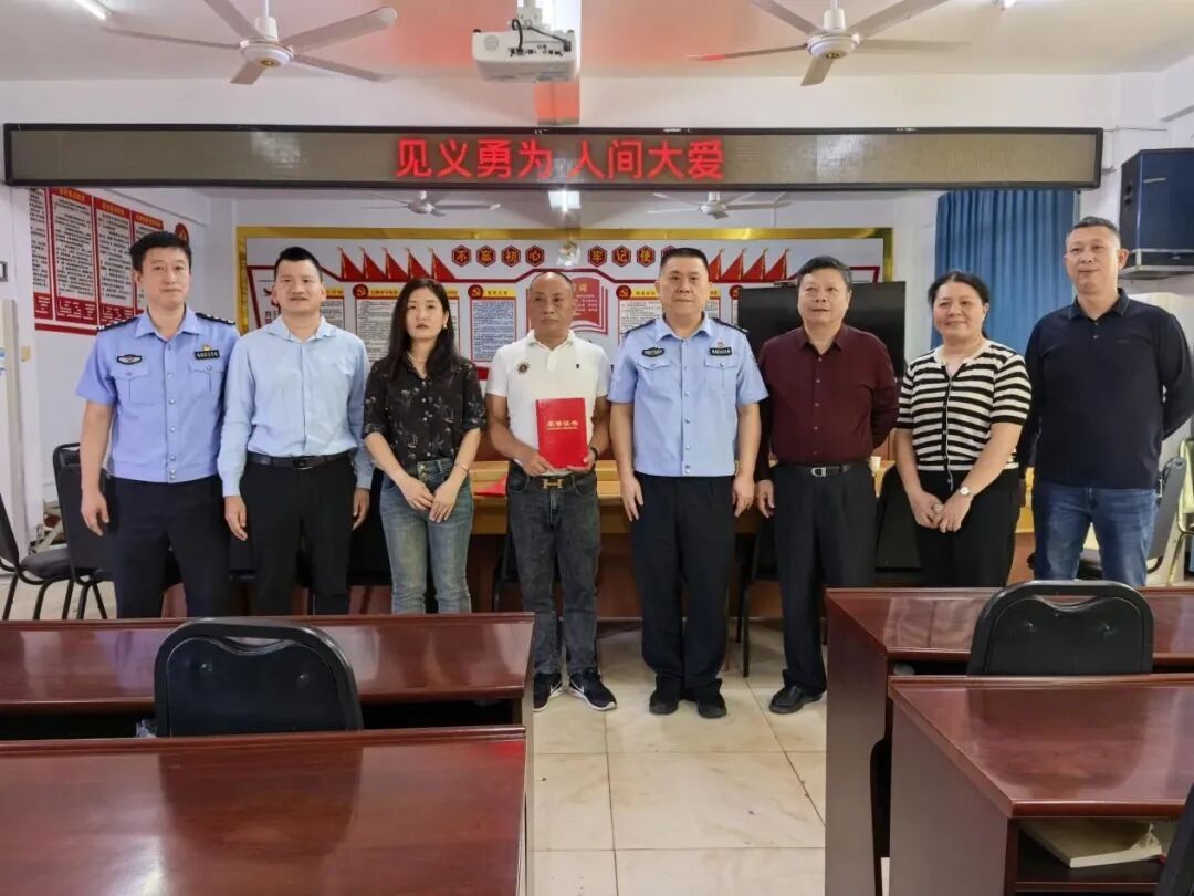 “光膀英雄”火海逆行！邻居这一扛，救下一栋楼