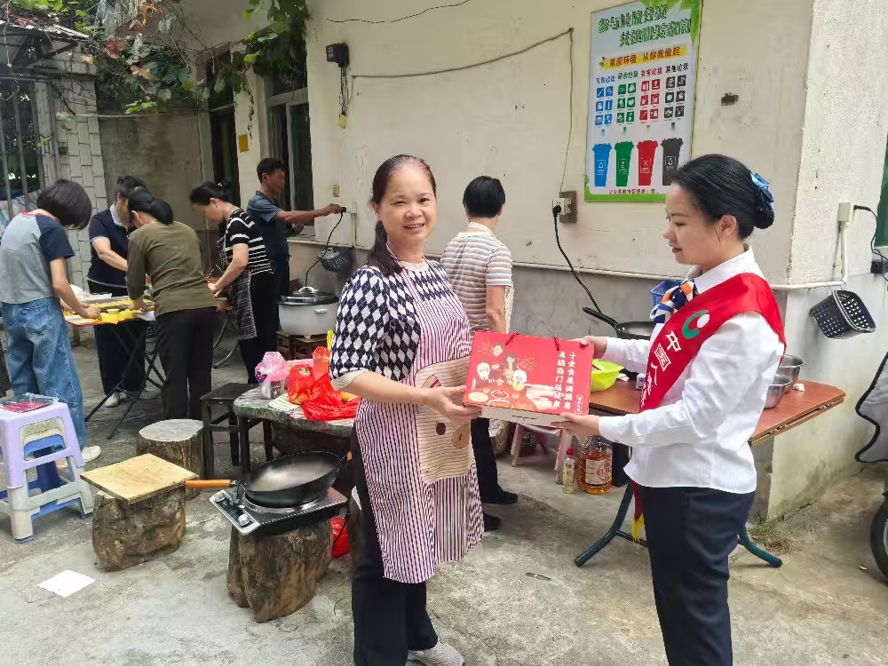 国寿寿险华安县支公司：重阳暖宴递温情 金融守护伴夕阳