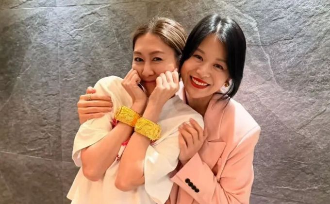 胡杏儿送胡定欣纯金龙凤镯当新婚贺礼 