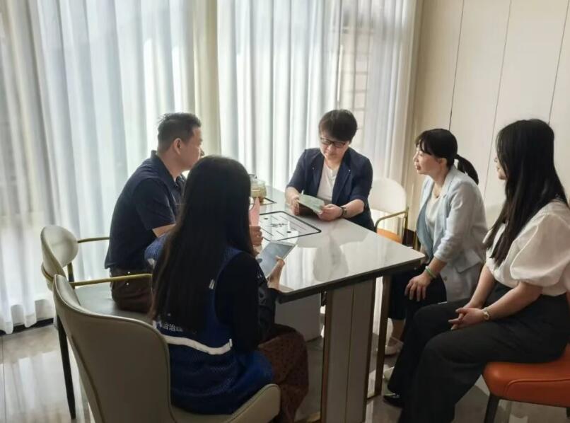 区领导调研指导芗城区2025年全国1%人口抽样调查首日入户登记工作