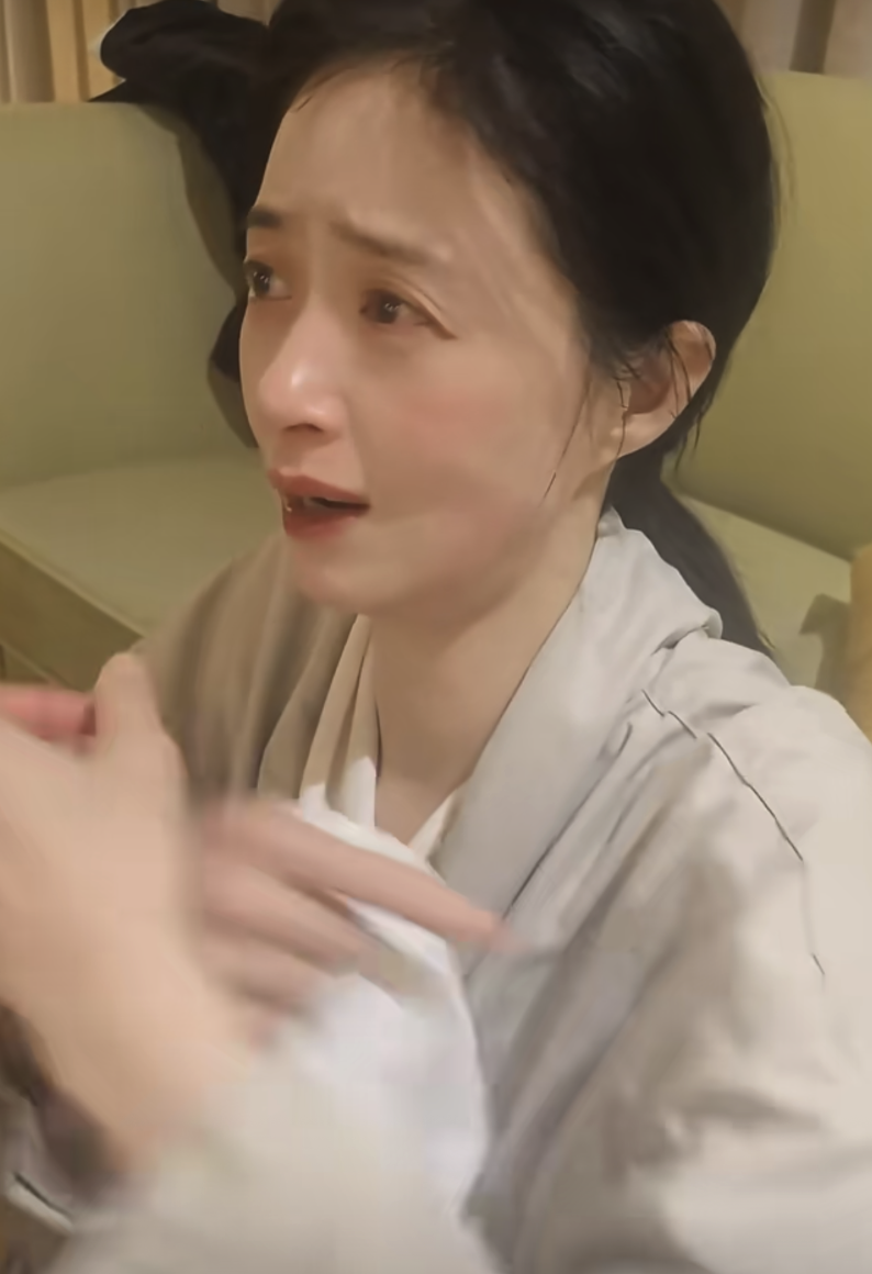 蔣欣為穿禮服控制飲食到痛哭 稱從小就健壯