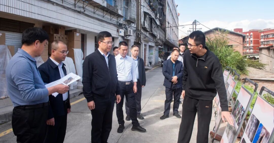 德化县县长吴志朴到挂钩联系社区党组织（富东社区）宣讲党的二十届四中全会精神并调研