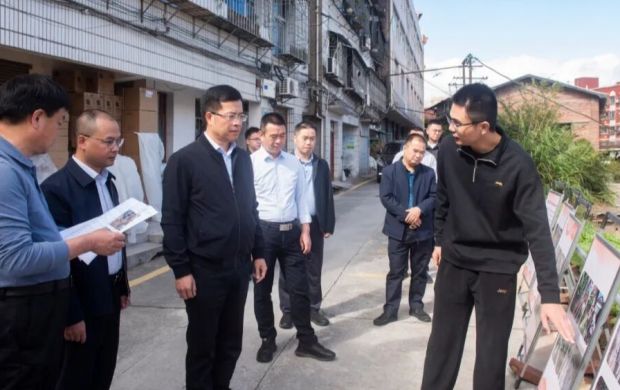 德化縣縣長吳志樸到掛鉤聯(lián)系社區(qū)黨組織（富東社區(qū)）宣講黨的二十屆四中全會精神并調(diào)研