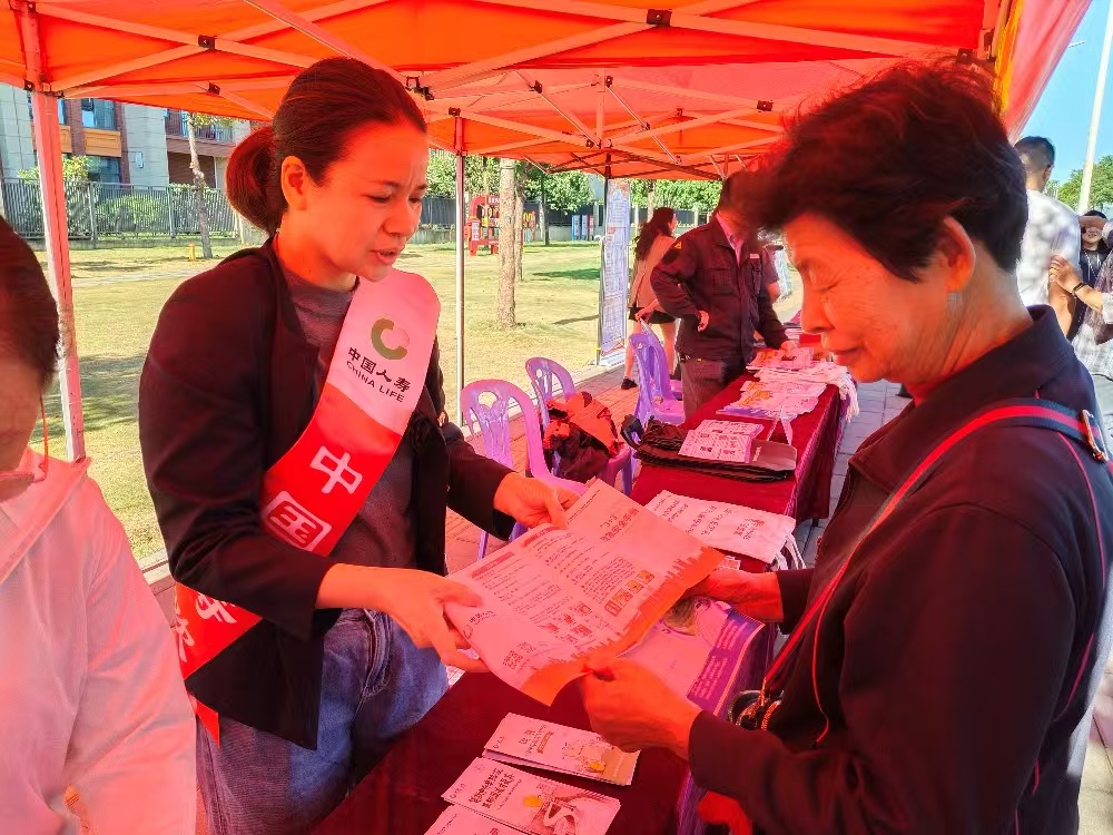 国寿寿险龙海区支公司积极参与全区“消防宣传月咨询日”活动