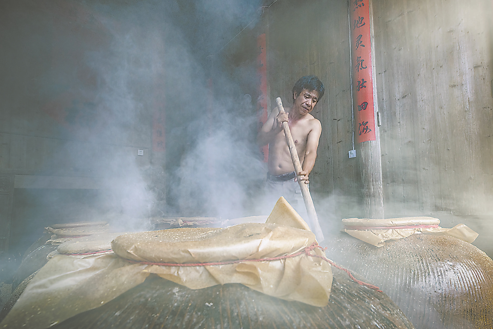 琥珀沁流光 酒香漫新韵