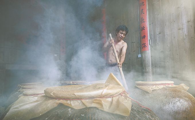 琥珀沁流光 酒香漫新韻