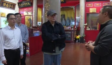 《沉默的榮耀》導演楊亞洲蒞臨惠安參觀解放軍廟