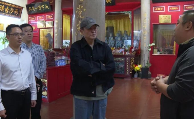 《沉默的荣耀》导演杨亚洲莅临惠安参观解放军庙