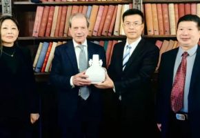 德化縣縣長(zhǎng)吳志樸率團(tuán)赴意大利開(kāi)展陶瓷產(chǎn)業(yè)交流合作