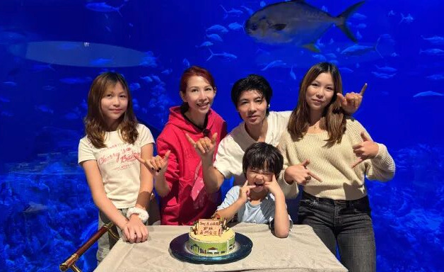 蔡少芬张晋为6岁儿子庆生 晒一家五口合影