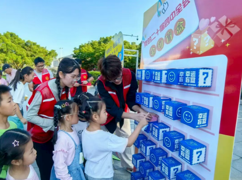 学习贯彻党的二十届四中全会精神丨云霄莆美：圩日“潮”体验宣讲走心更走“新”
