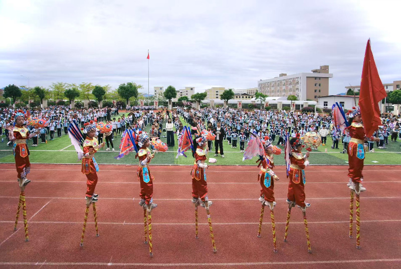 踏跷逐光一载路 非遗薪火润童心——石亭中心小学高跷社团成立一周年展演