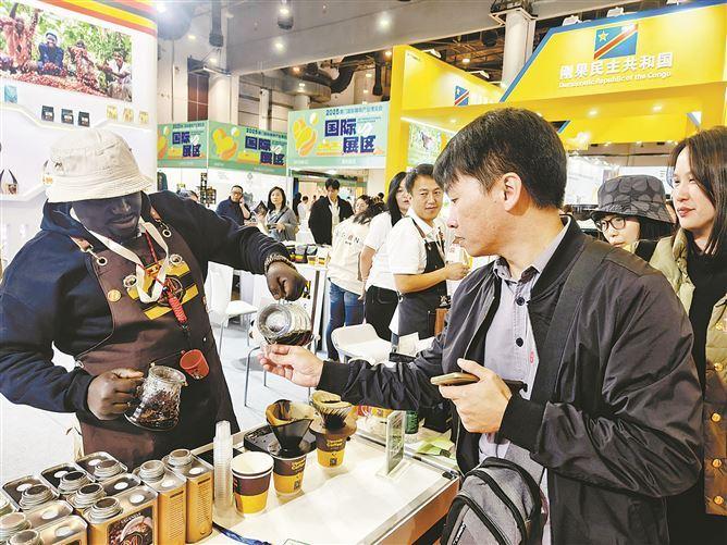 　　烏干達(dá)咖啡商現(xiàn)場調(diào)制咖啡。  