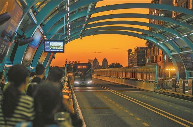 昨日天气恢复晴好，晨昏时期的阳光都颇为美丽。（记者 林铭鸿 摄）  