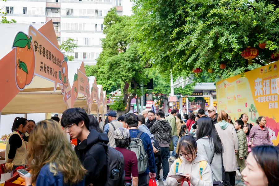 “稱心蘆意”市集內(nèi)人頭攢動