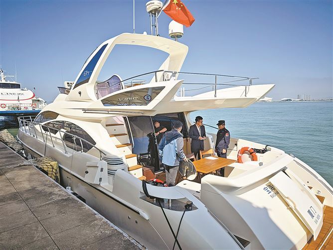 厦门游艇起航驶向香港 时隔六年厦门口岸恢复游艇直航业务